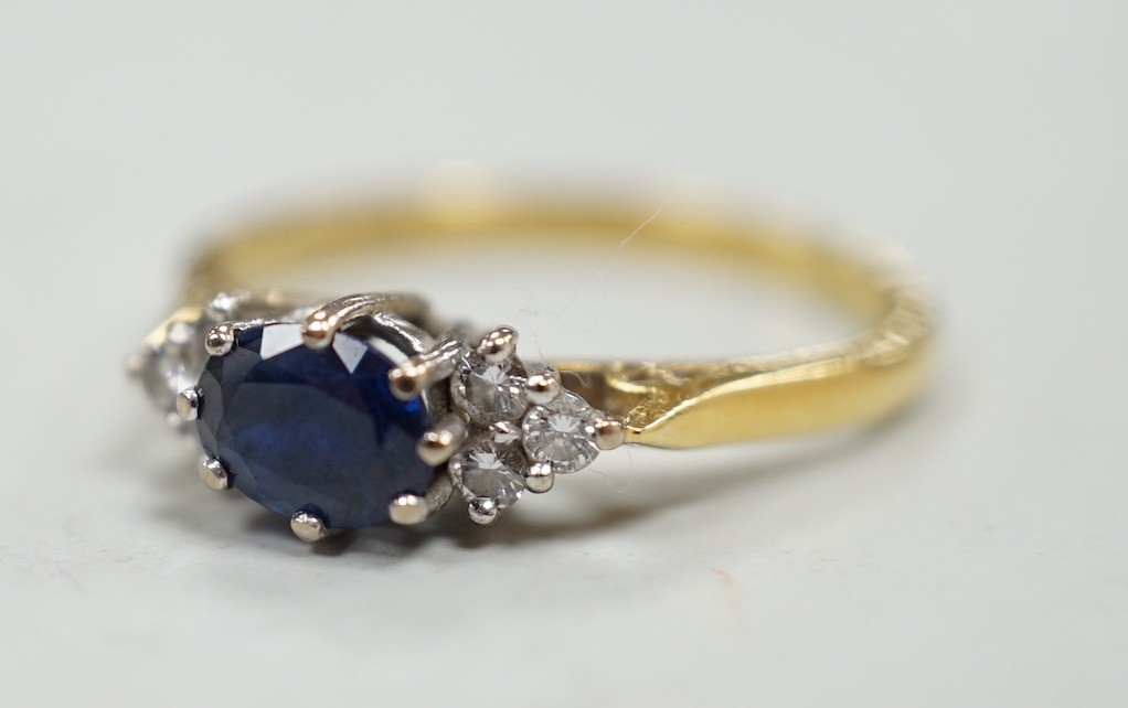 A modern 18ct gold, single stone sapphire and six stone diamond chip set ring, size O/P, gross weight 3.1 grams.